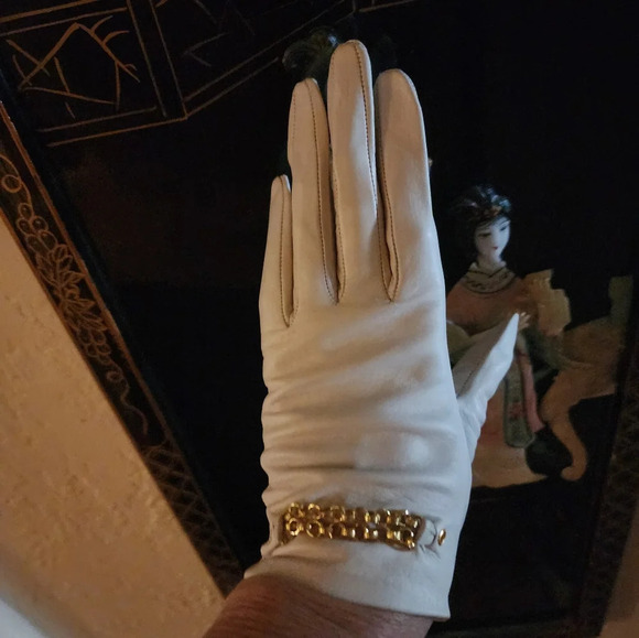 Vintage off white chain leather gloves 6 - Picture 2 of 12
